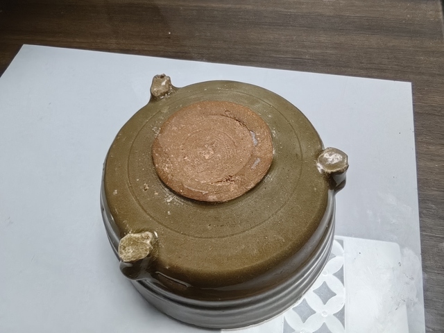 古玩陶瓷龍泉青瓷黃釉三足爐真品鑒賞圖