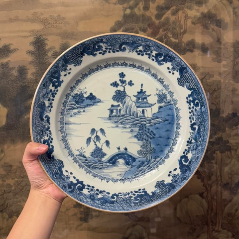 古玩陶瓷樓臺亭閣山水紋青花盤真品鑒賞圖