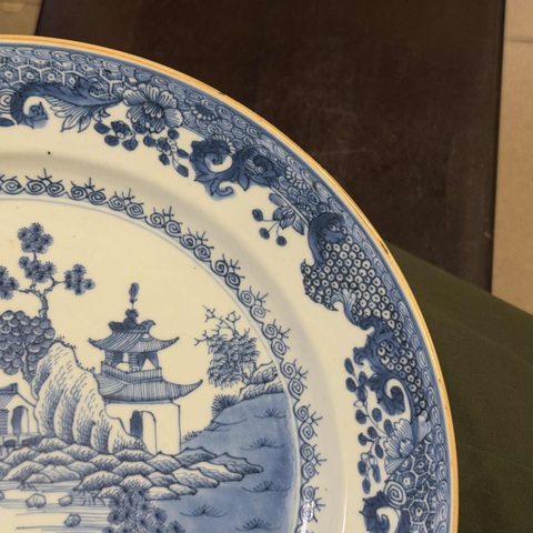 古玩陶瓷樓臺亭閣山水紋青花盤真品鑒賞圖