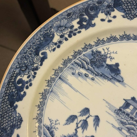 古玩陶瓷樓臺亭閣山水紋青花盤真品鑒賞圖