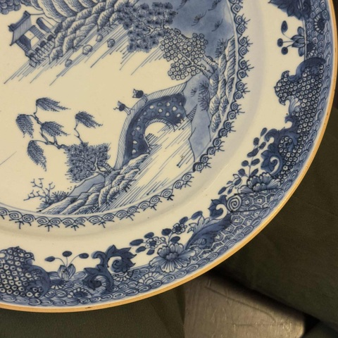 古玩陶瓷樓臺亭閣山水紋青花盤真品鑒賞圖