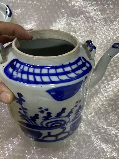 古玩陶瓷青花花卉紋茶壺真品鑒賞圖