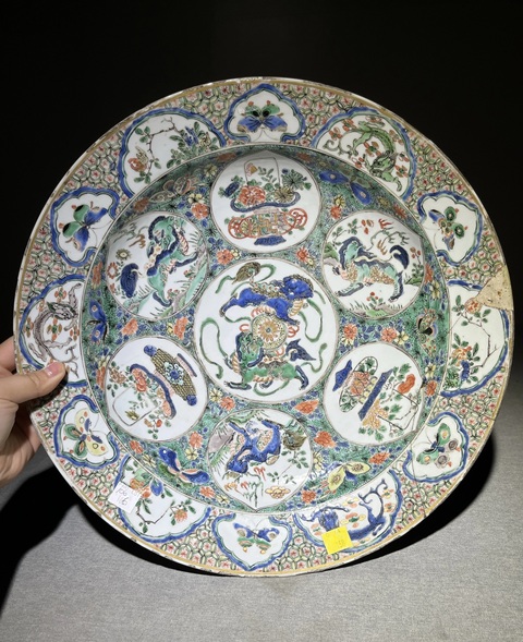 古玩陶瓷五彩開窗博古獅子紋花口盤真品鑒賞圖