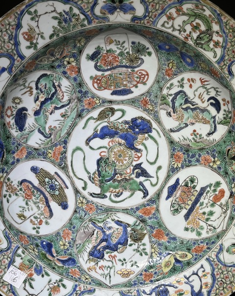 古玩陶瓷五彩開窗博古獅子紋花口盤真品鑒賞圖