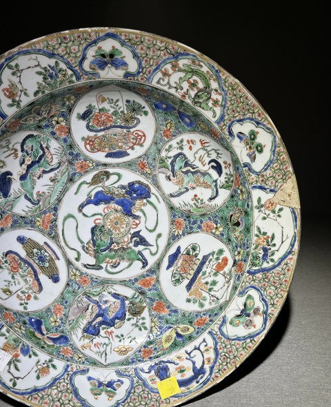 古玩陶瓷五彩開窗博古獅子紋花口盤真品鑒賞圖