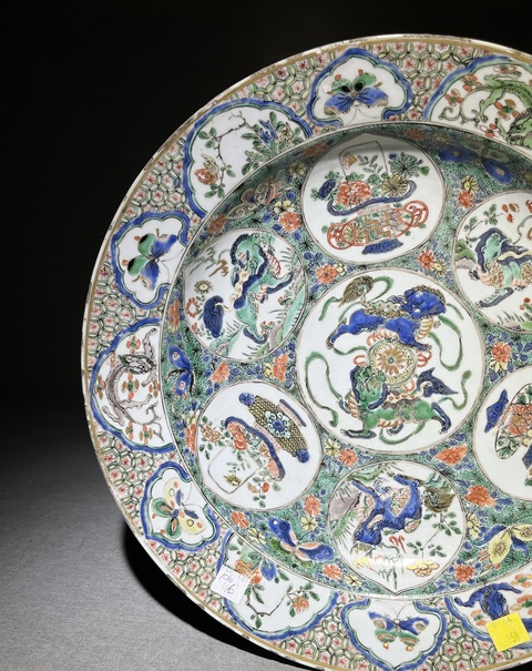 古玩陶瓷五彩開窗博古獅子紋花口盤真品鑒賞圖