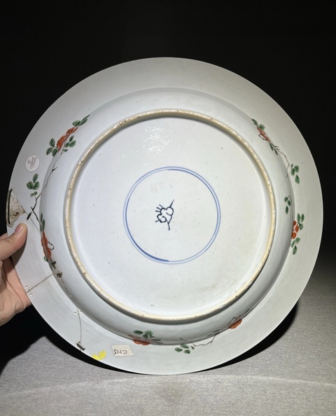 古玩陶瓷五彩開窗博古獅子紋花口盤真品鑒賞圖