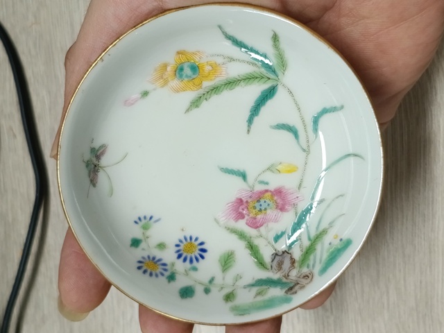 古玩陶瓷粉彩花卉紋盤真品鑒賞圖