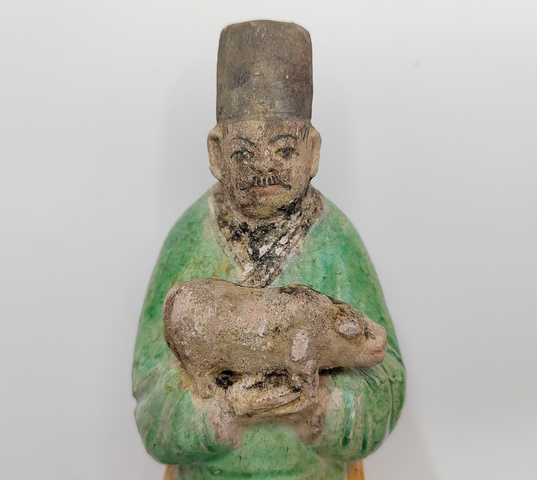 古玩陶瓷明代三彩捧豬生肖人物俑拍賣，當(dāng)前價格0元