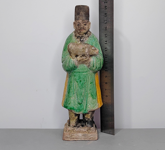 古玩陶瓷明代三彩捧豬生肖人物俑拍賣，當(dāng)前價格0元