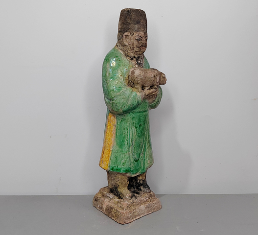 古玩陶瓷明代三彩捧豬生肖人物俑拍賣，當(dāng)前價格0元