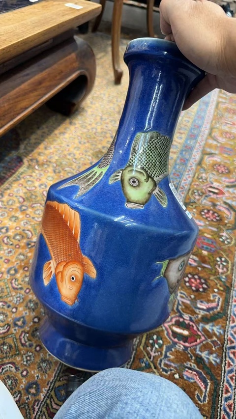 古玩陶瓷藍(lán)釉底五彩魚紋長頸盤口瓶真品鑒賞圖