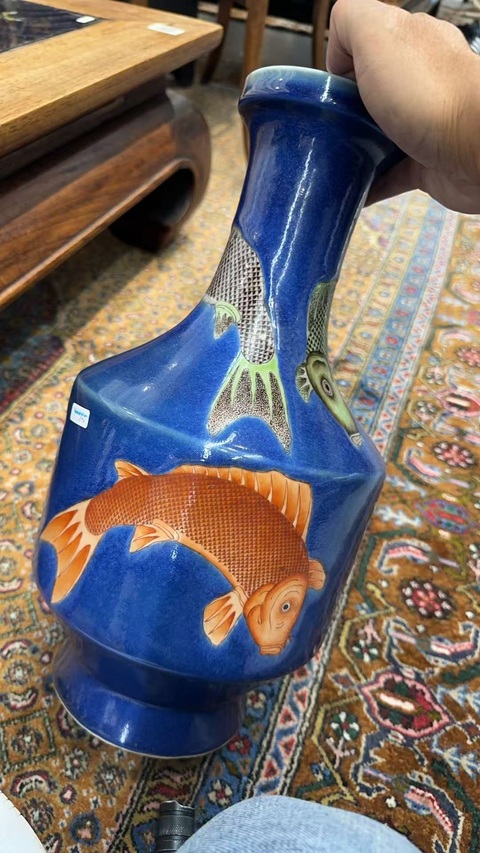 古玩陶瓷藍(lán)釉底五彩魚紋長頸盤口瓶真品鑒賞圖