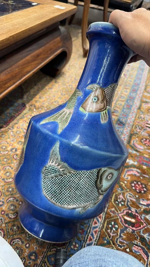 古玩陶瓷藍(lán)釉底五彩魚紋長頸盤口瓶真品鑒賞圖