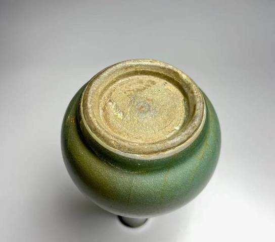 古玩陶瓷龍泉窯青釉錐把瓶真品鑒賞圖