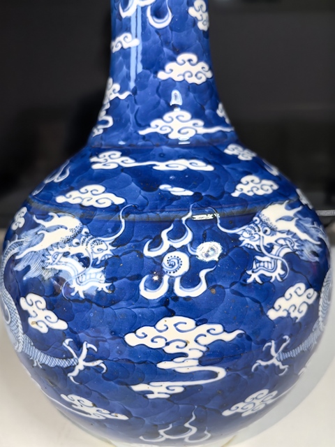 古玩陶瓷龍紋青花賞瓶真品鑒賞圖