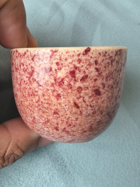 古玩陶瓷吹紅釉臥足杯真品鑒賞圖