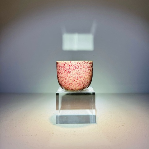 古玩陶瓷吹紅釉臥足杯真品鑒賞圖