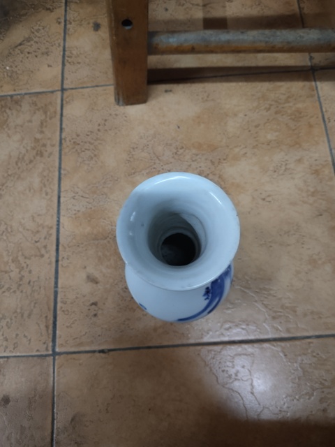 古玩陶瓷德化窯青花人物故事紋撇口瓶真品鑒賞圖