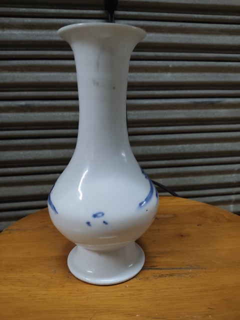 古玩陶瓷德化窯青花人物故事紋撇口瓶真品鑒賞圖