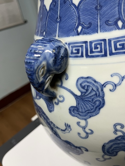 古玩陶瓷青花龍穿花象耳尊真品鑒賞圖