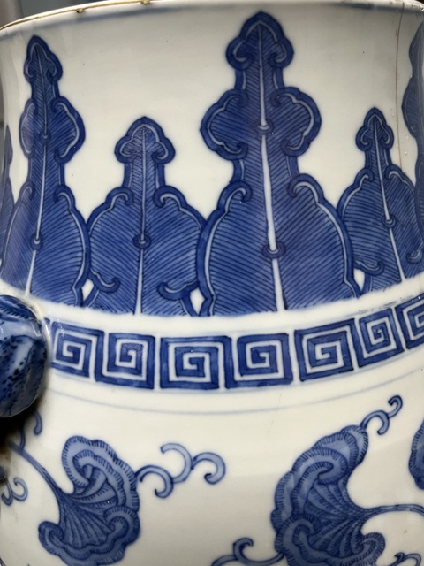 古玩陶瓷青花龍穿花象耳尊真品鑒賞圖