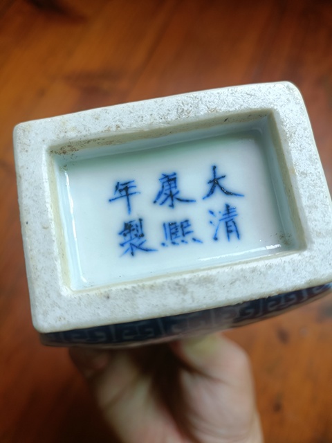 古玩陶瓷鳳凰牡丹紋雙象鼻耳四方尊真品鑒賞圖
