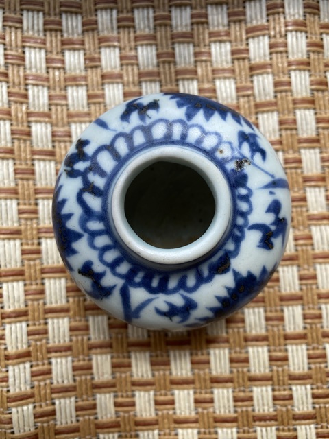 古玩陶瓷花卉紋青花水盂真品鑒賞圖