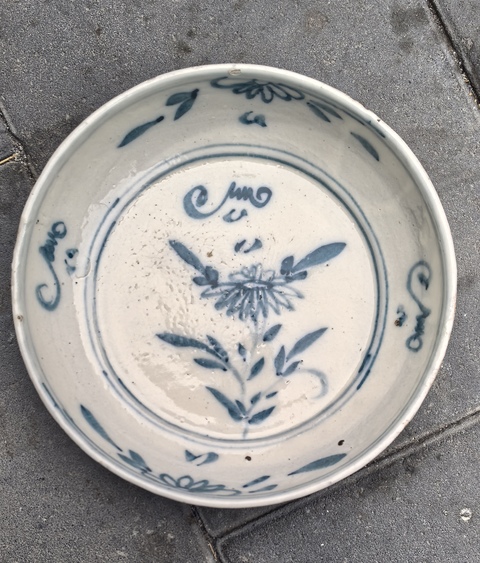 古玩陶瓷花卉紋青花盤真品鑒賞圖