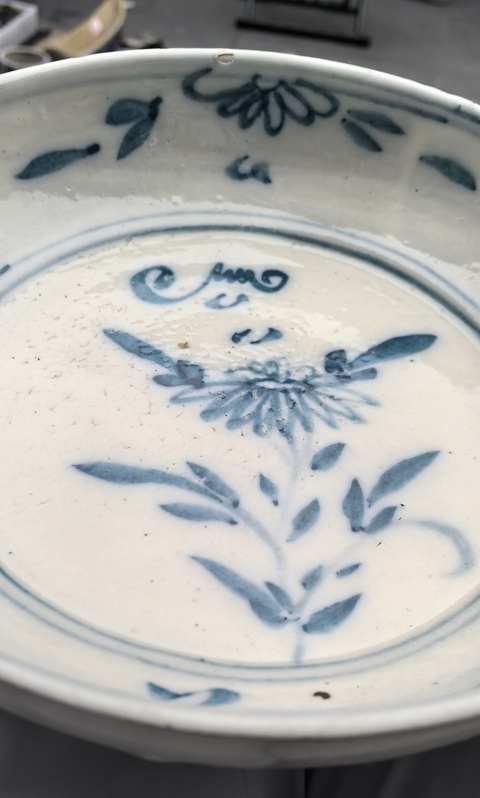 古玩陶瓷花卉紋青花盤真品鑒賞圖