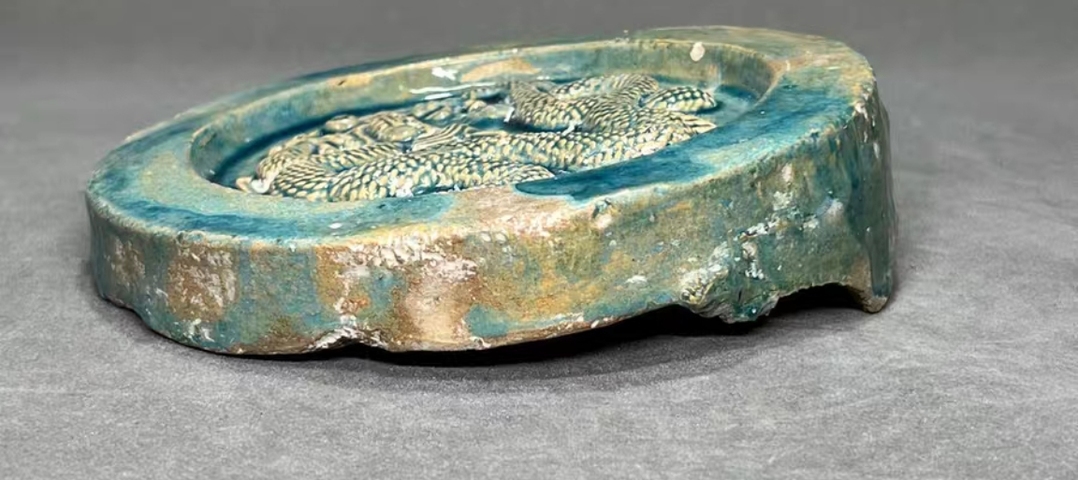 古玩陶瓷孔雀藍釉龍紋印花瓦當真品鑒賞圖