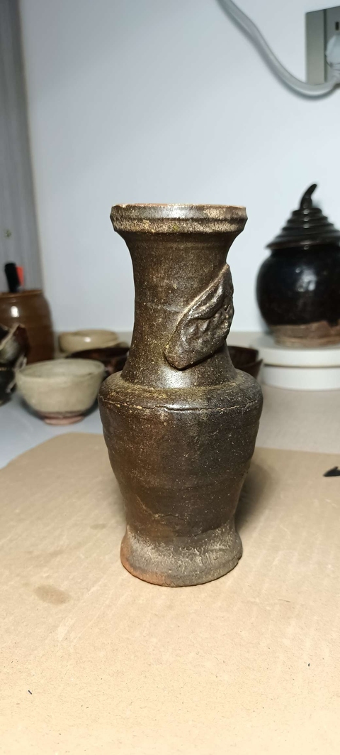 古玩陶瓷吉州窯褐釉貼塑龍紋瓶拍賣，當前價格6500元