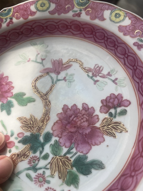 古玩陶瓷粉彩花卉紋花口盤真品鑒賞圖
