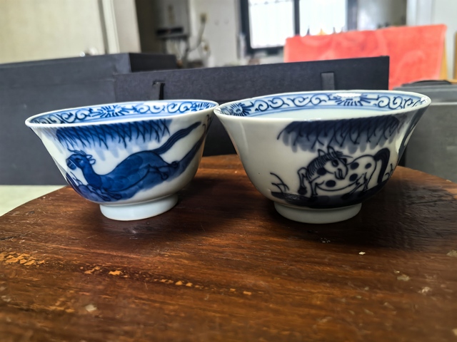 古玩陶瓷青花柳下雙駿圖茶圓真品鑒賞圖