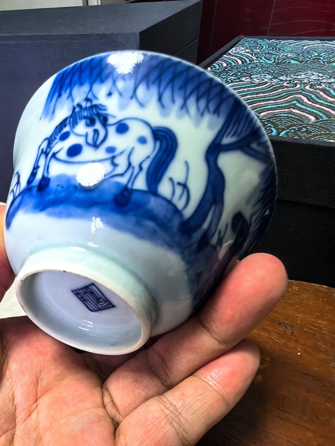 古玩陶瓷青花柳下雙駿圖茶圓真品鑒賞圖