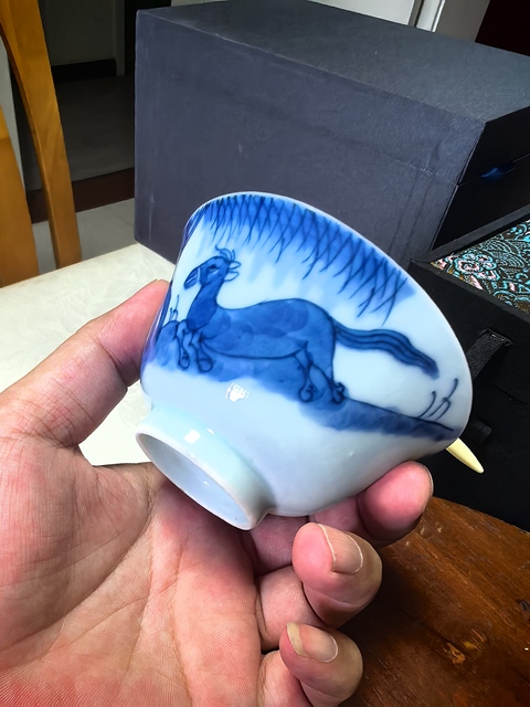 古玩陶瓷青花柳下雙駿圖茶圓真品鑒賞圖