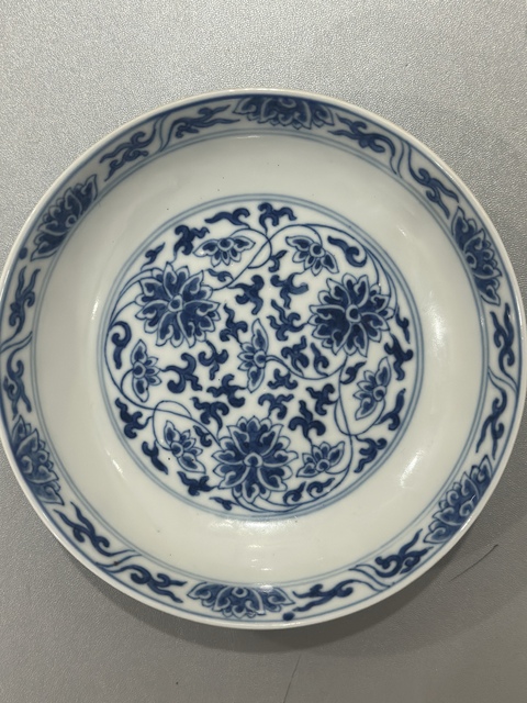 古玩陶瓷青花纏枝花卉紋臥盤真品鑒賞圖