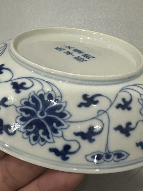 古玩陶瓷青花纏枝花卉紋臥盤真品鑒賞圖