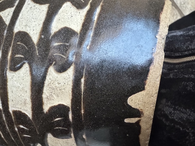 古玩陶瓷褐釉剔花罐真品鑒賞圖