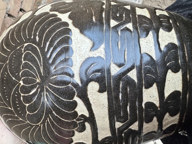 古玩陶瓷褐釉剔花罐真品鑒賞圖