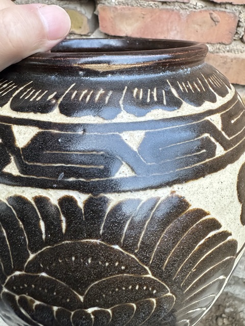 古玩陶瓷褐釉剔花罐真品鑒賞圖