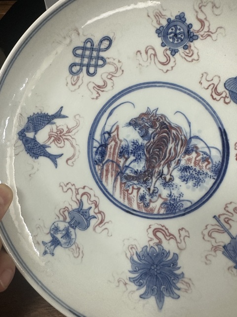 古玩陶瓷青花釉里紅八寶畫虎紋臥盤真品鑒賞圖