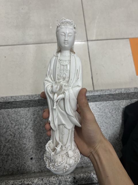 古玩陶瓷德化窯白釉觀音像真品鑒賞圖