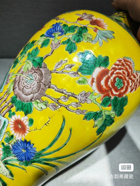 古玩陶瓷黃地五彩花鳥紋觀音瓶真品鑒賞圖