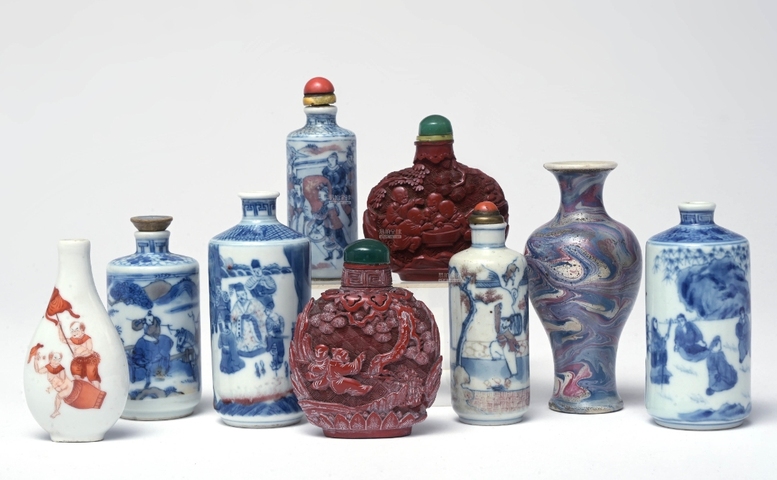 古玩陶瓷清中期青花釉里紅人物鼻煙壺真品鑒賞圖