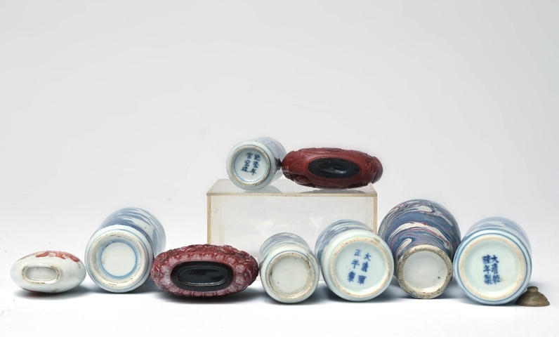 古玩陶瓷清中期青花釉里紅人物鼻煙壺真品鑒賞圖