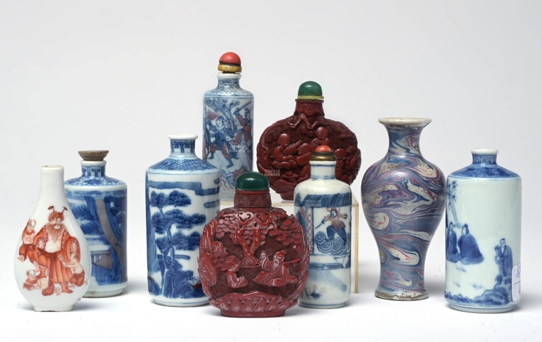 古玩陶瓷清中期青花釉里紅人物鼻煙壺真品鑒賞圖