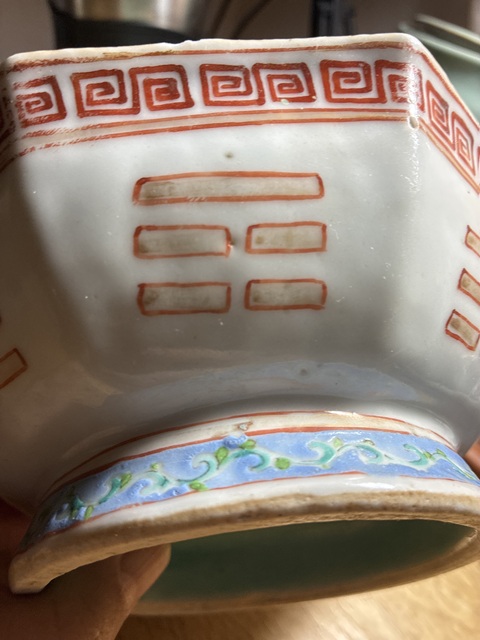 古玩陶瓷松石綠地礬紅粉彩八卦紋八方貢碗真品鑒賞圖