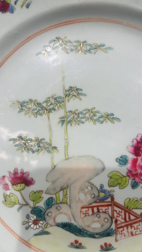 古玩陶瓷竹石欄桿牡丹粉彩盤真品鑒賞圖