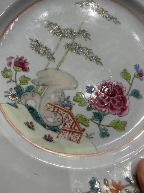 古玩陶瓷竹石欄桿牡丹粉彩盤真品鑒賞圖